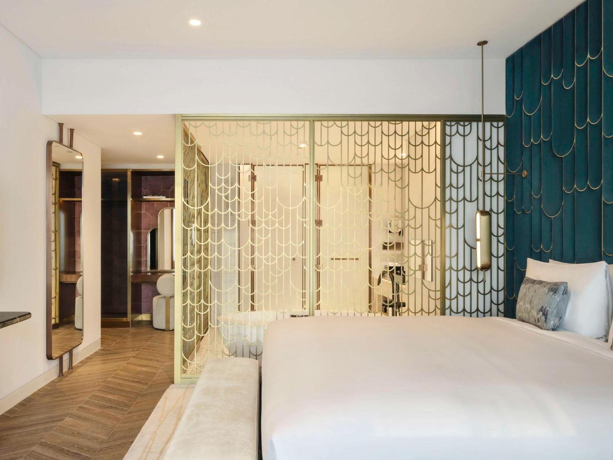 So/ Uptown Dubai 호텔 외부 사진 A bedroom at the hotel