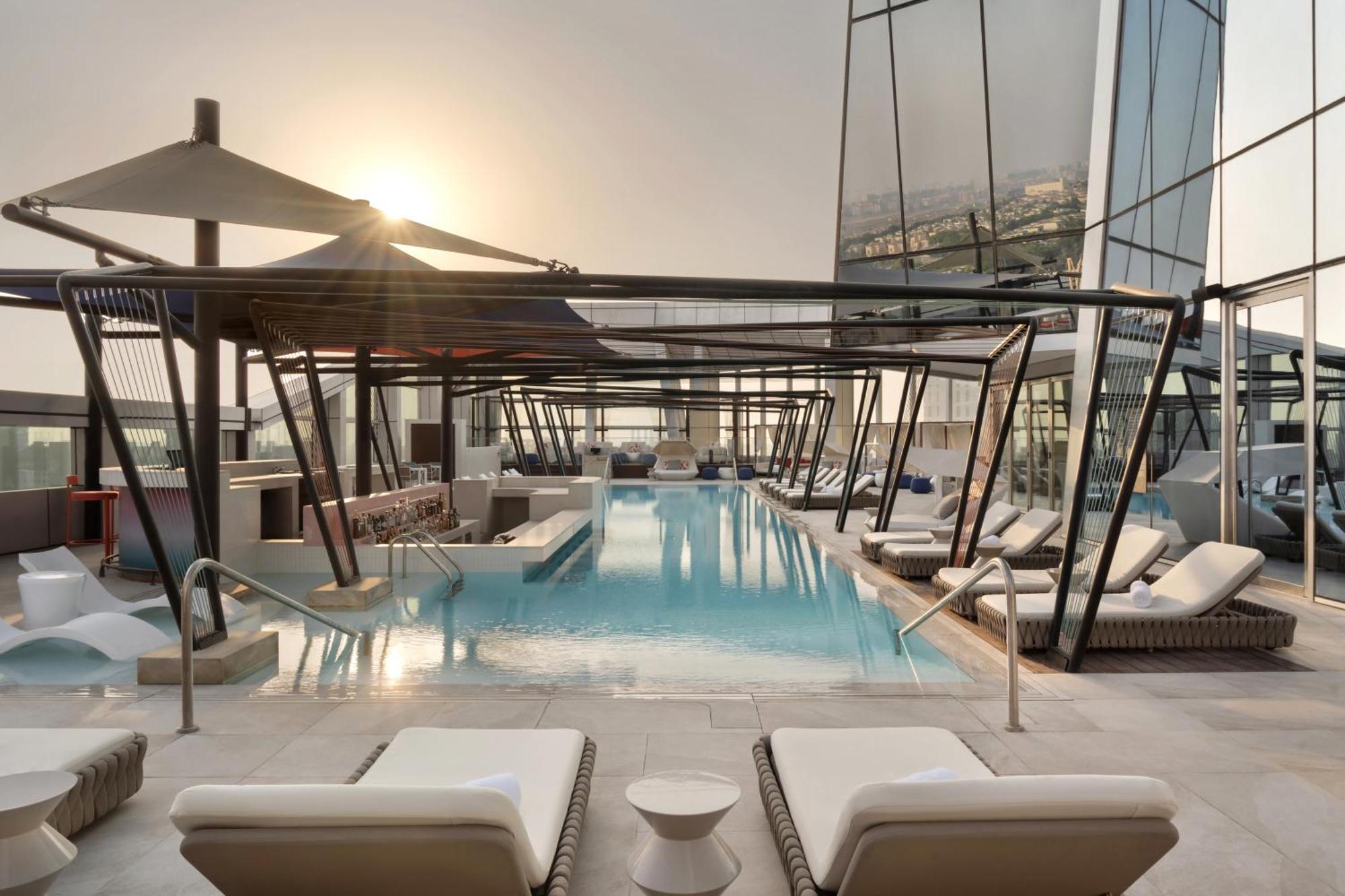 So/ Uptown Dubai 호텔 외부 사진 The rooftop pool at the hotel