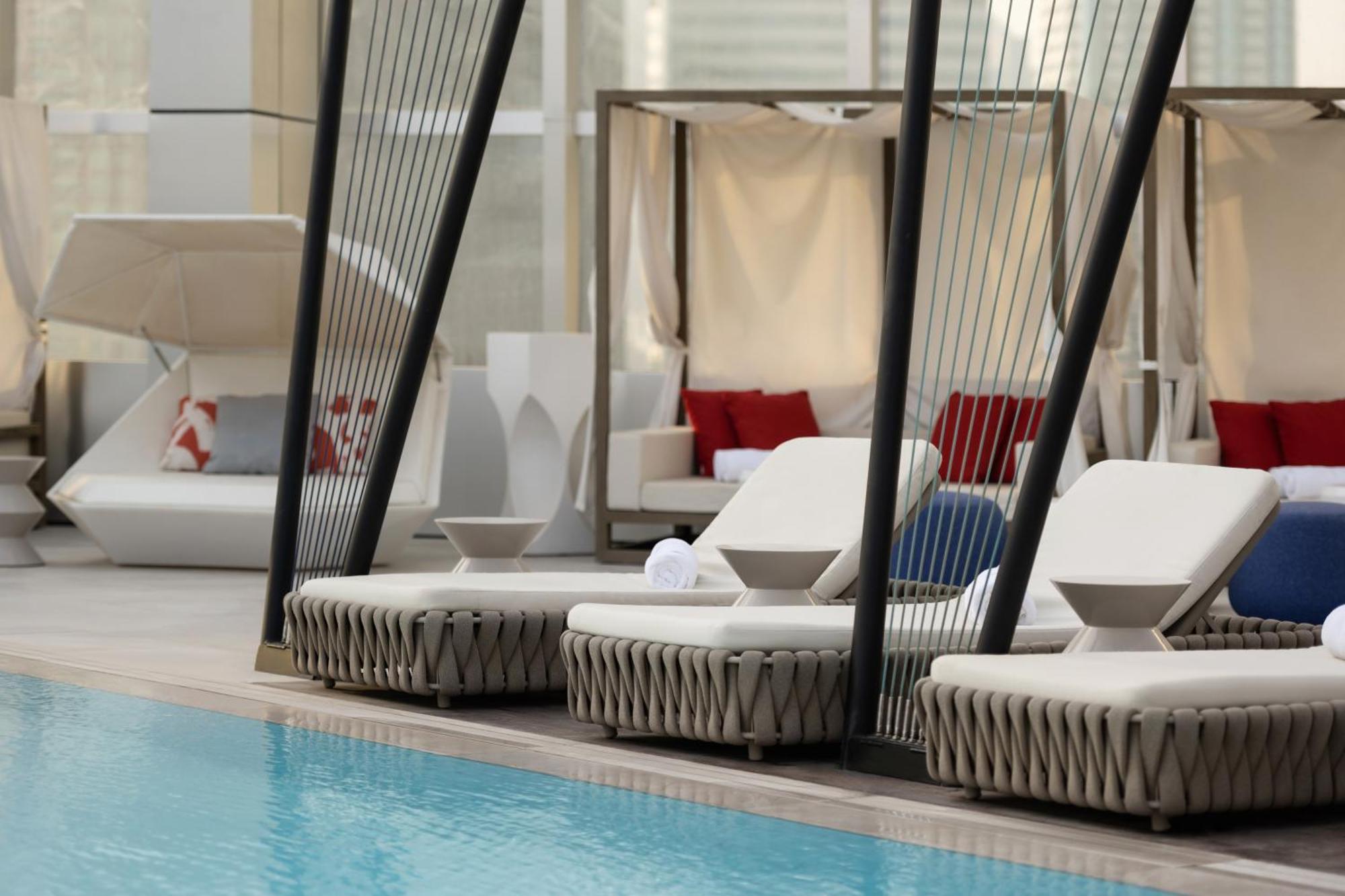 So/ Uptown Dubai 호텔 외부 사진 The pool at the hotel