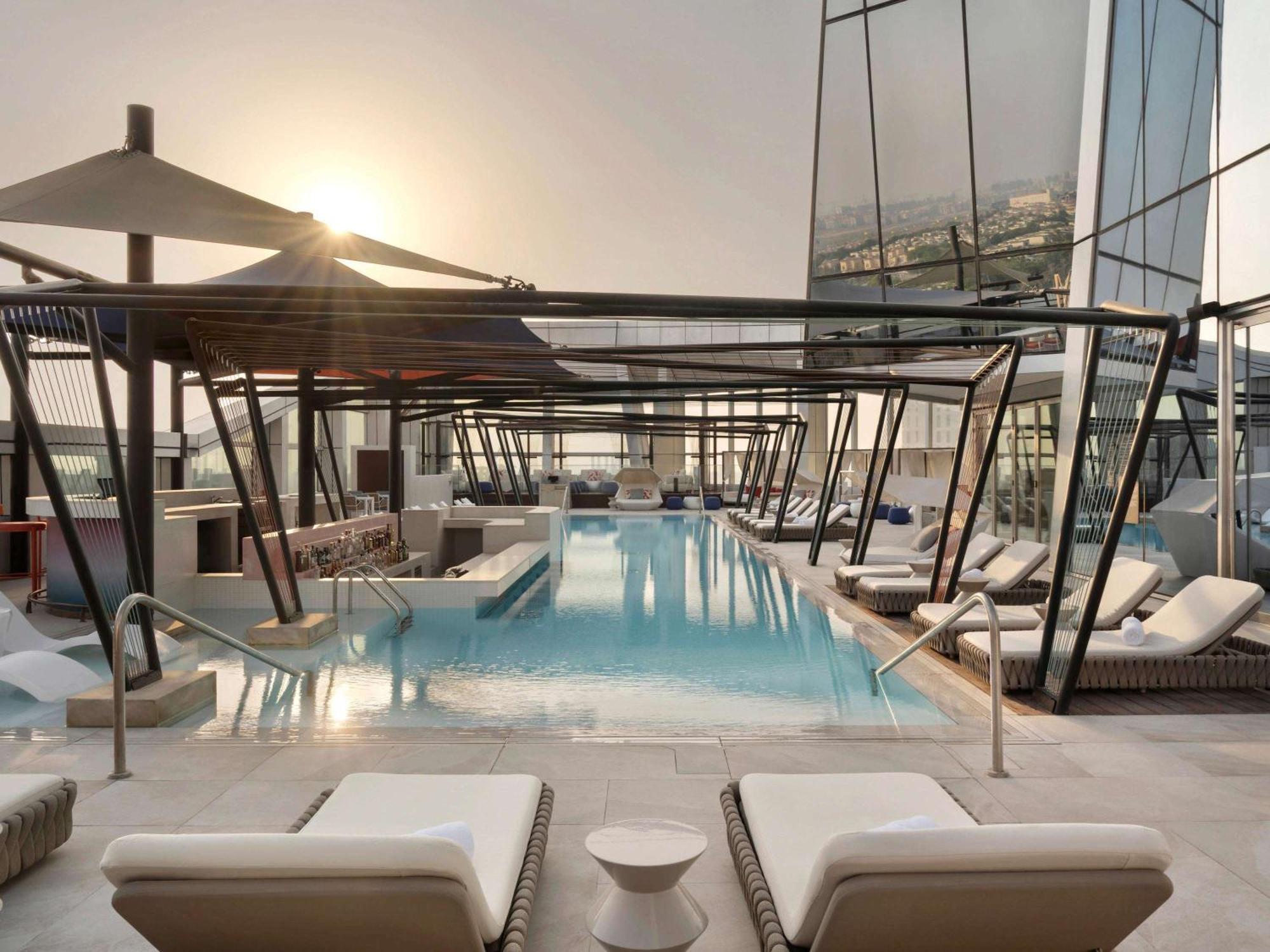 So/ Uptown Dubai 호텔 외부 사진 The rooftop pool at the hotel