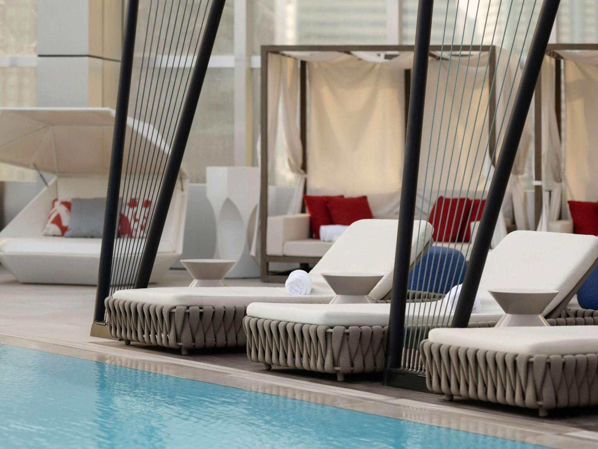 So/ Uptown Dubai 호텔 외부 사진 Cabanas at the pool