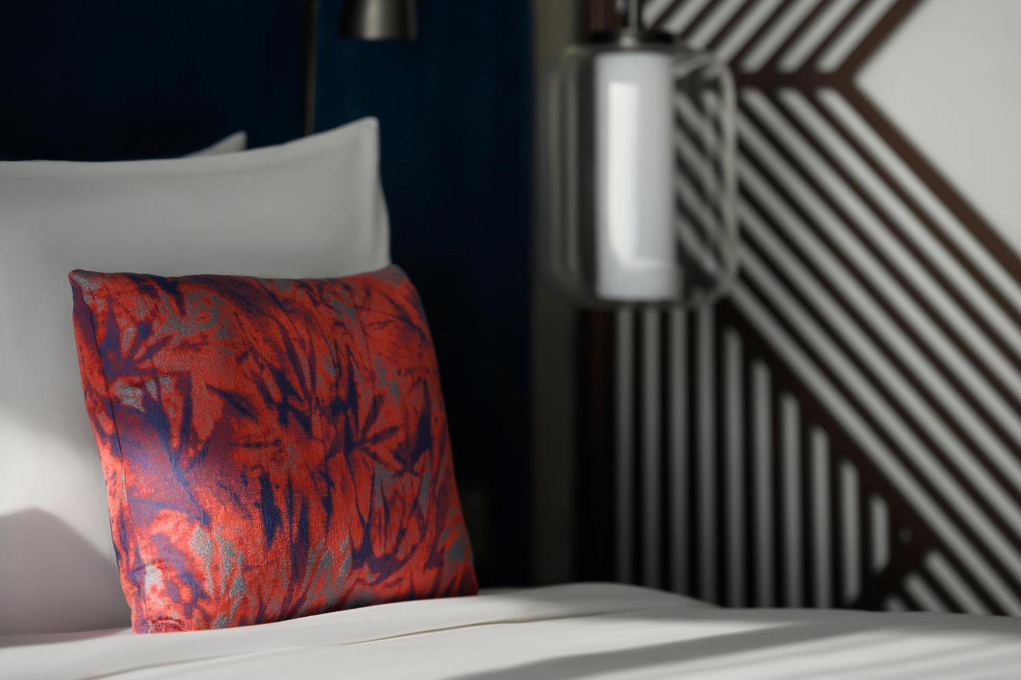 So/ Uptown Dubai 호텔 객실 사진 A throw pillow